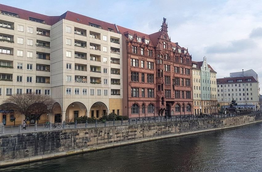 Nikolaiviertel en Berlín, el barrio más antiguo de la ciudad con casas tradicionales y calles adoquinadas.