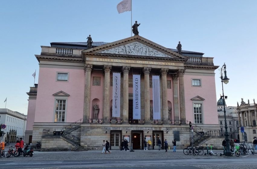 Edificio histórico de la Staatsoper Unter den Linden, una de las óperas más antiguas de Europa.