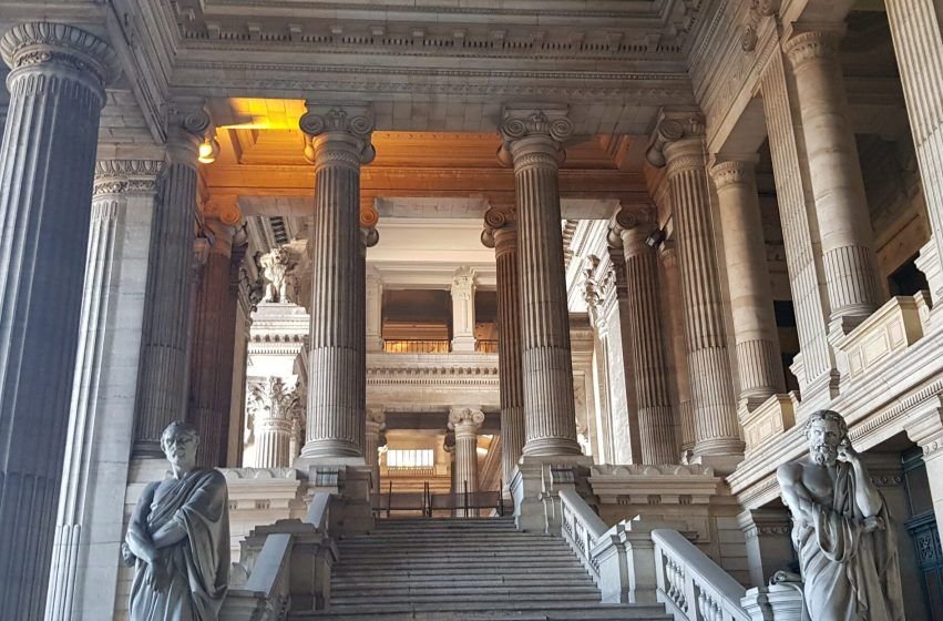 El Palacio de Justicia de Bruselas, un imponente edificio del siglo XIX con impresionantes columnas y cúpula.