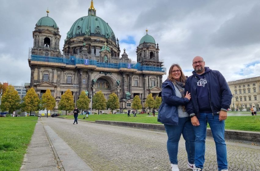 Pareja posando delante de la Berliner Dom, uno de los monumentos más famosos de Berlín.