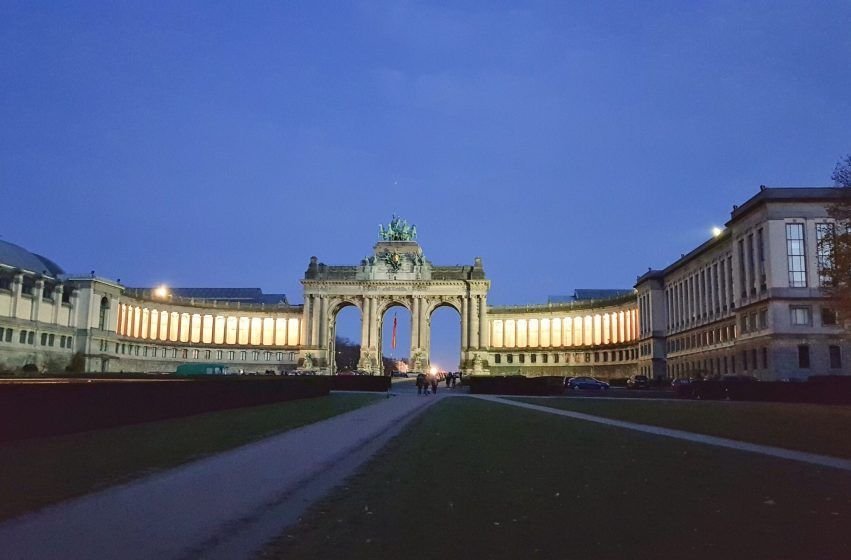 El Parque del Cincuentenario de Bruselas, con su emblemático Arco del Triunfo de 1905 y museos históricos."