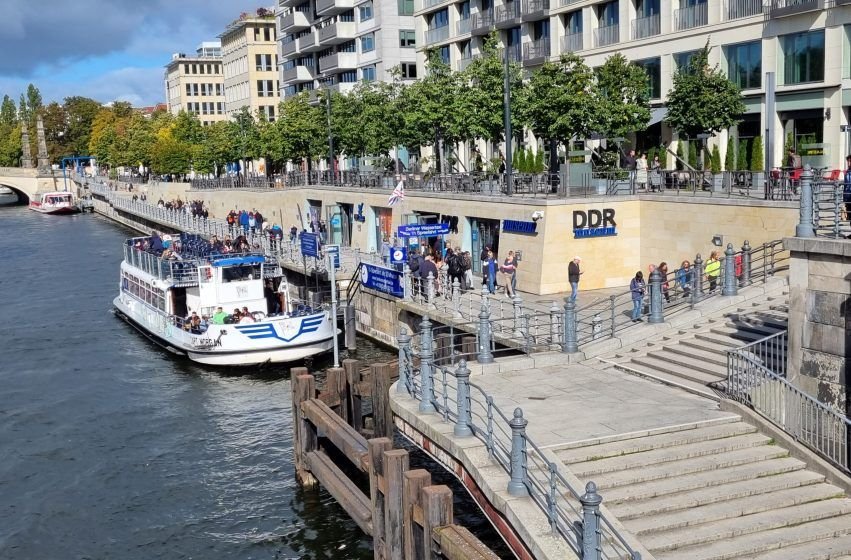 Paseo en barco por el río Spree en Berlín, con vistas a monumentos históricos.