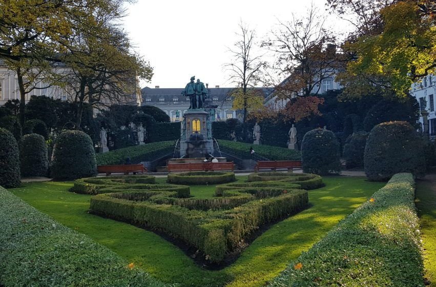 Place du Petit Sablon, una encantadora plaza con jardines y estatuas en el corazón de Bruselas.