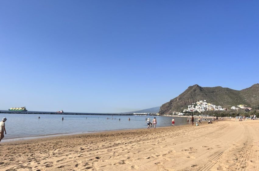 Vista aérea de la Playa de las Teresitas con palmeras y arena dorada en Tenerife