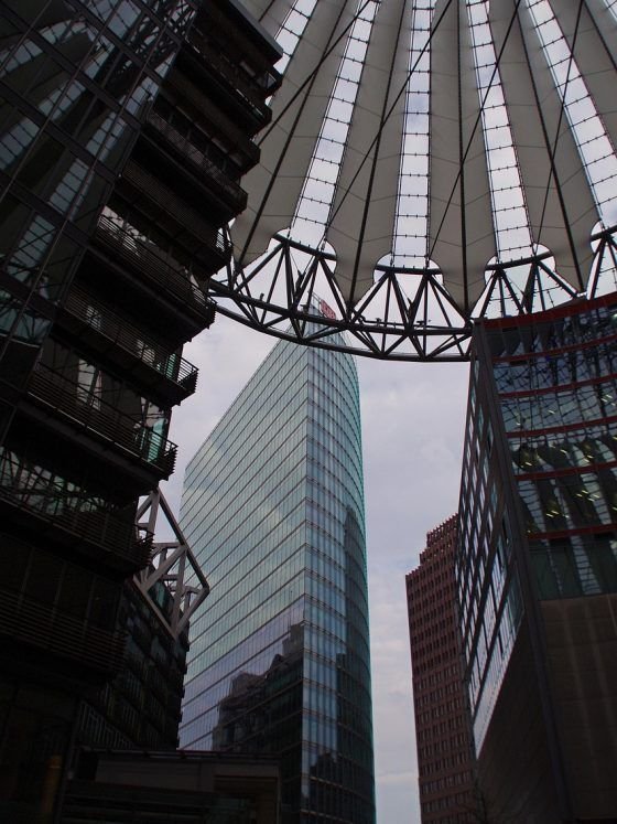 Vista de Potsdamer Platz en Berlín con sus rascacielos y arquitectura contemporánea.