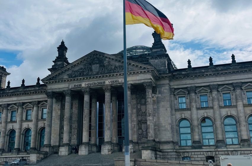 Vista del Parlamento Alemán (Reichstag) en Berlín con su cúpula de cristal, uno de los edificios más visitados de Alemania